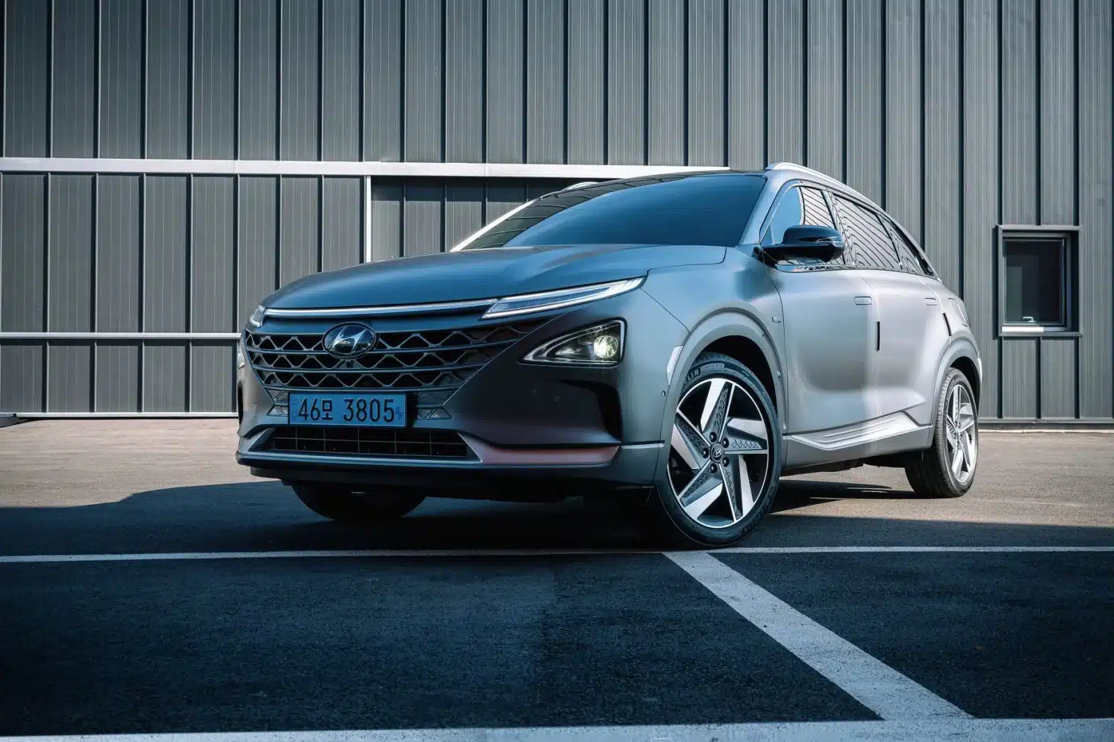 Toyota Mirai ou Hyundai Nexo en train de faire le plein à une station hydrogène en France