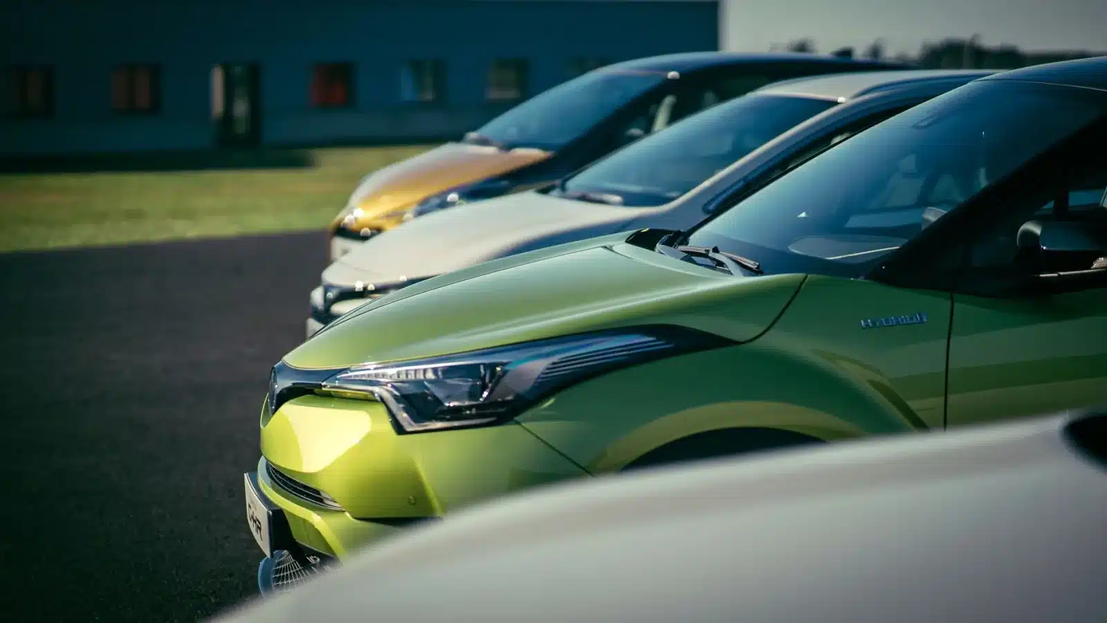 Toyota Yaris hybride de couleur bleue en circulation en ville