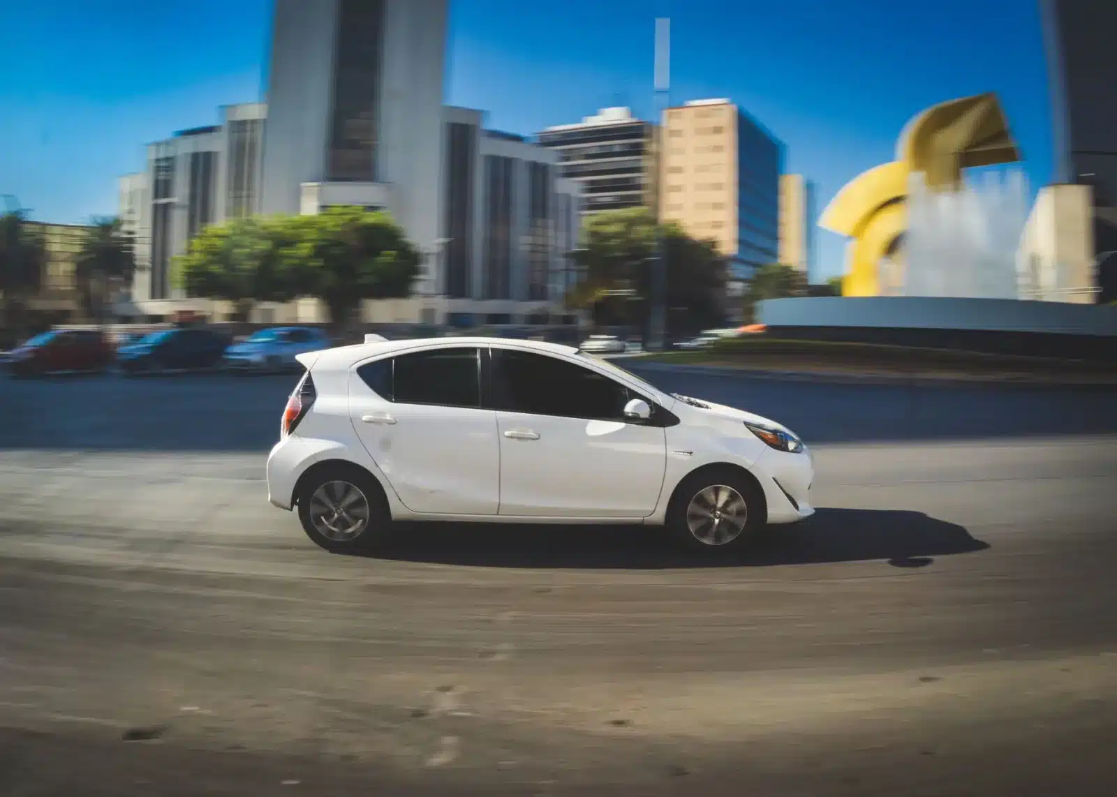 Toyota Yaris hybride en circulation urbaine, vue de trois quarts avant