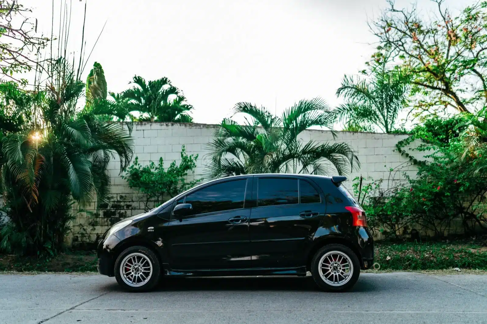 Toyota Yaris hybride garée en ville
