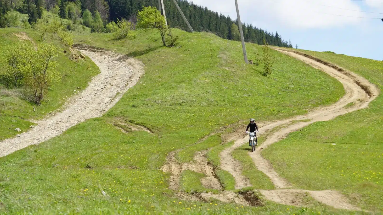 Trail Honda NC750X sur route mixte et chemin de terre en campagne