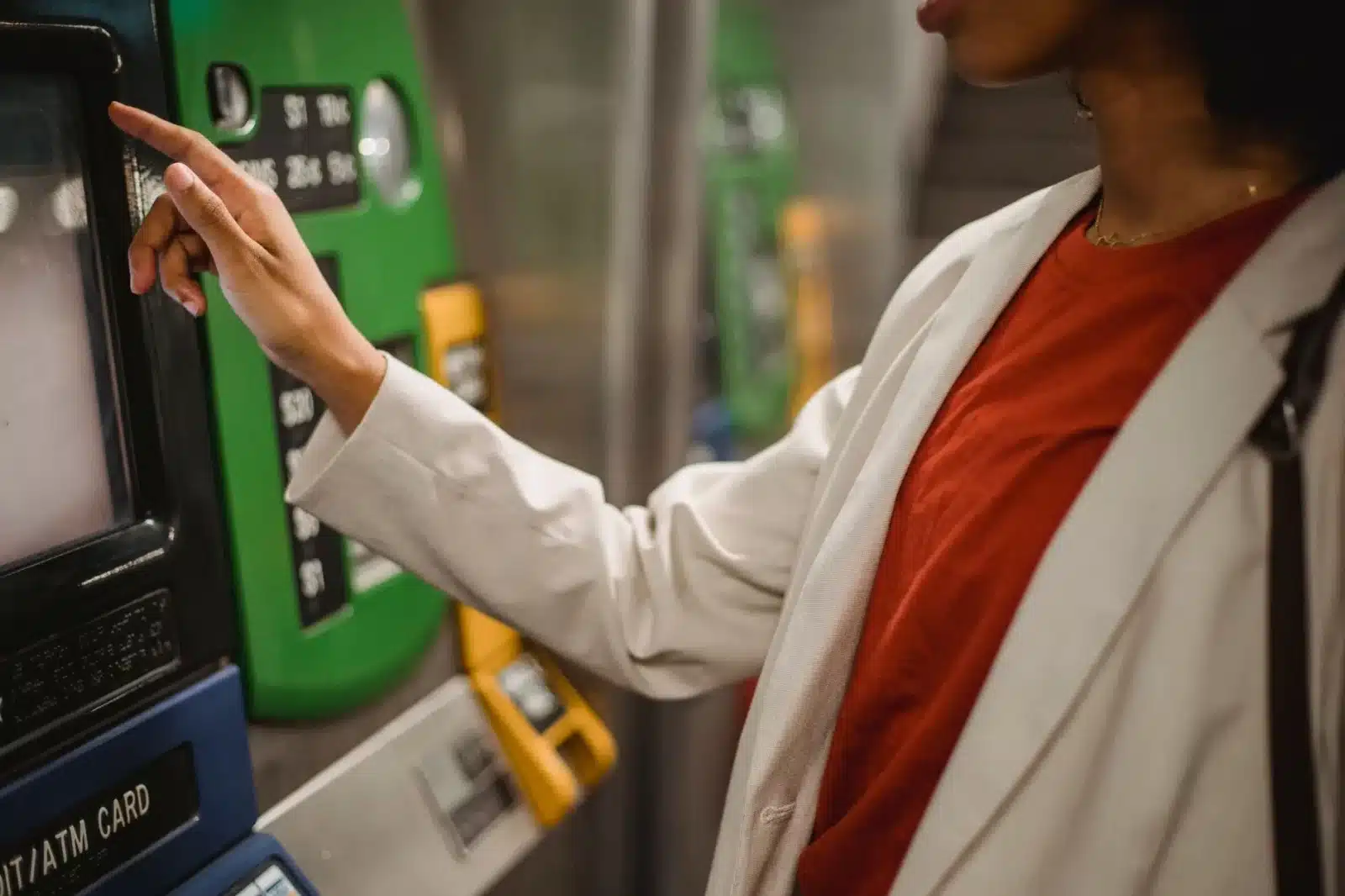 Un usager recharge son abonnement Navigo sur une borne en station de métro