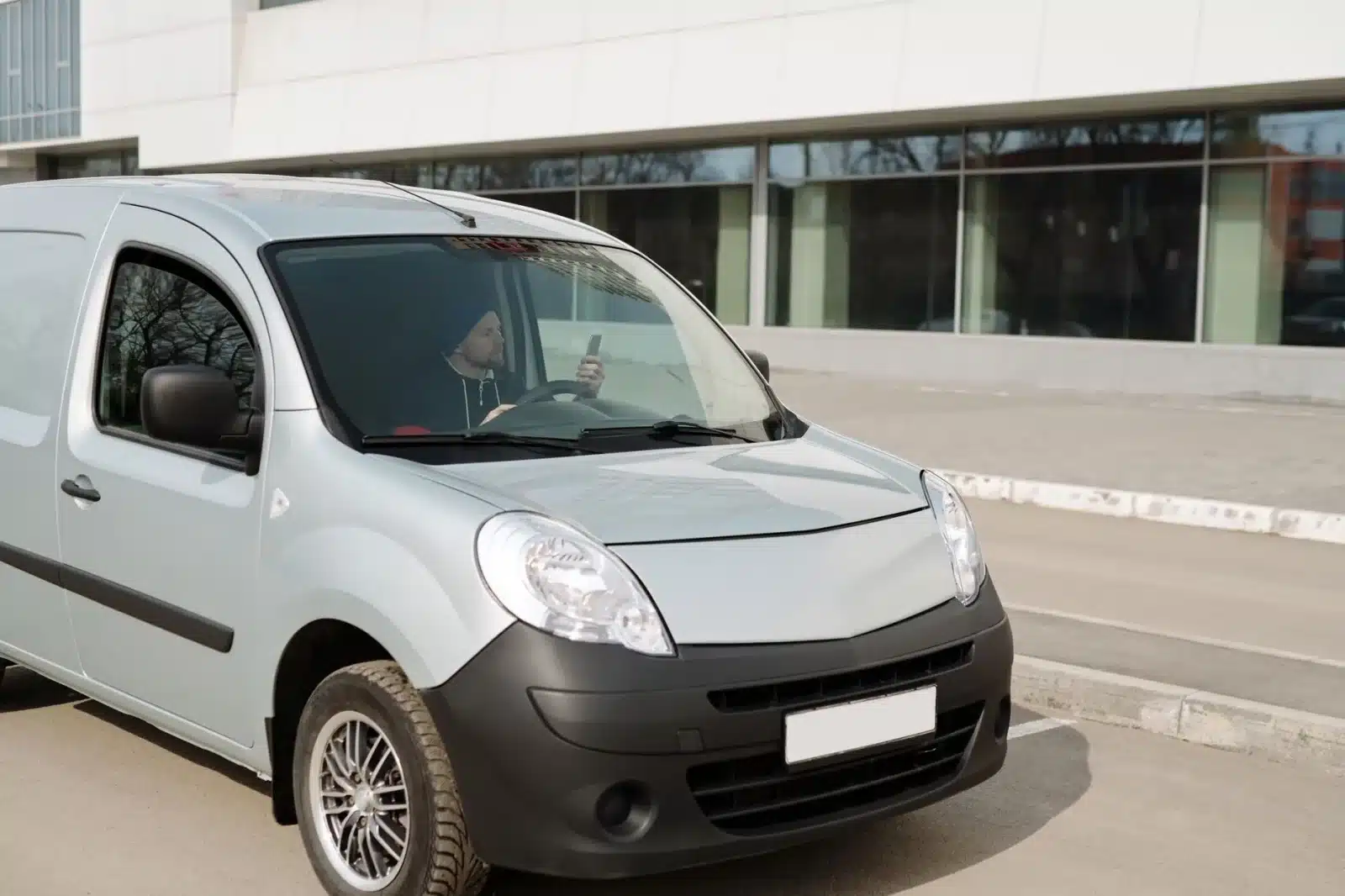 Utilitaire électrique Renault Kangoo E-Tech en livraison sur route de campagne