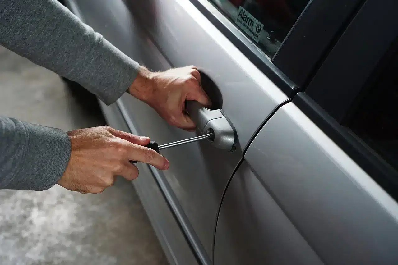 Valise de diagnostic OBD branchée sous le tableau de bord