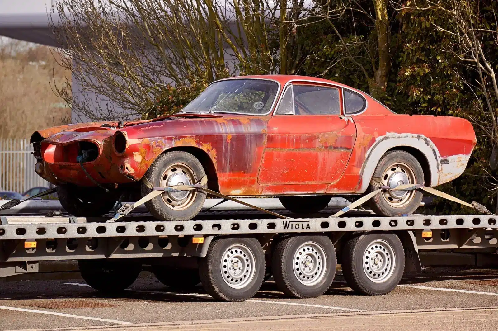 Véhicule transporté sur un camion lors d'une opération d'import