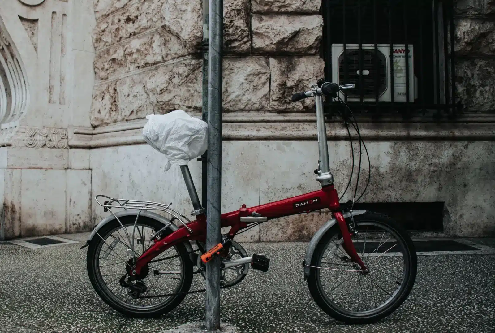 Vélo attaché avec un antivol en U et une chaîne secondaire à un arceau