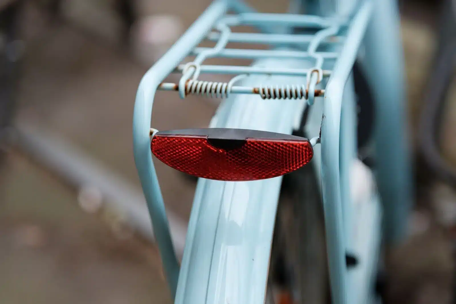 Vélo électrique ville avec porte-bagages et garde-boue, utilisé en trajet urbain