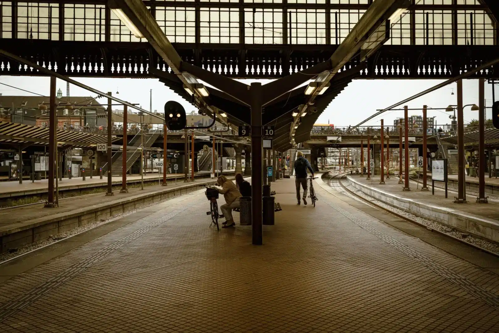 Vélo pliant porté sur un quai de gare avant l'embarquement