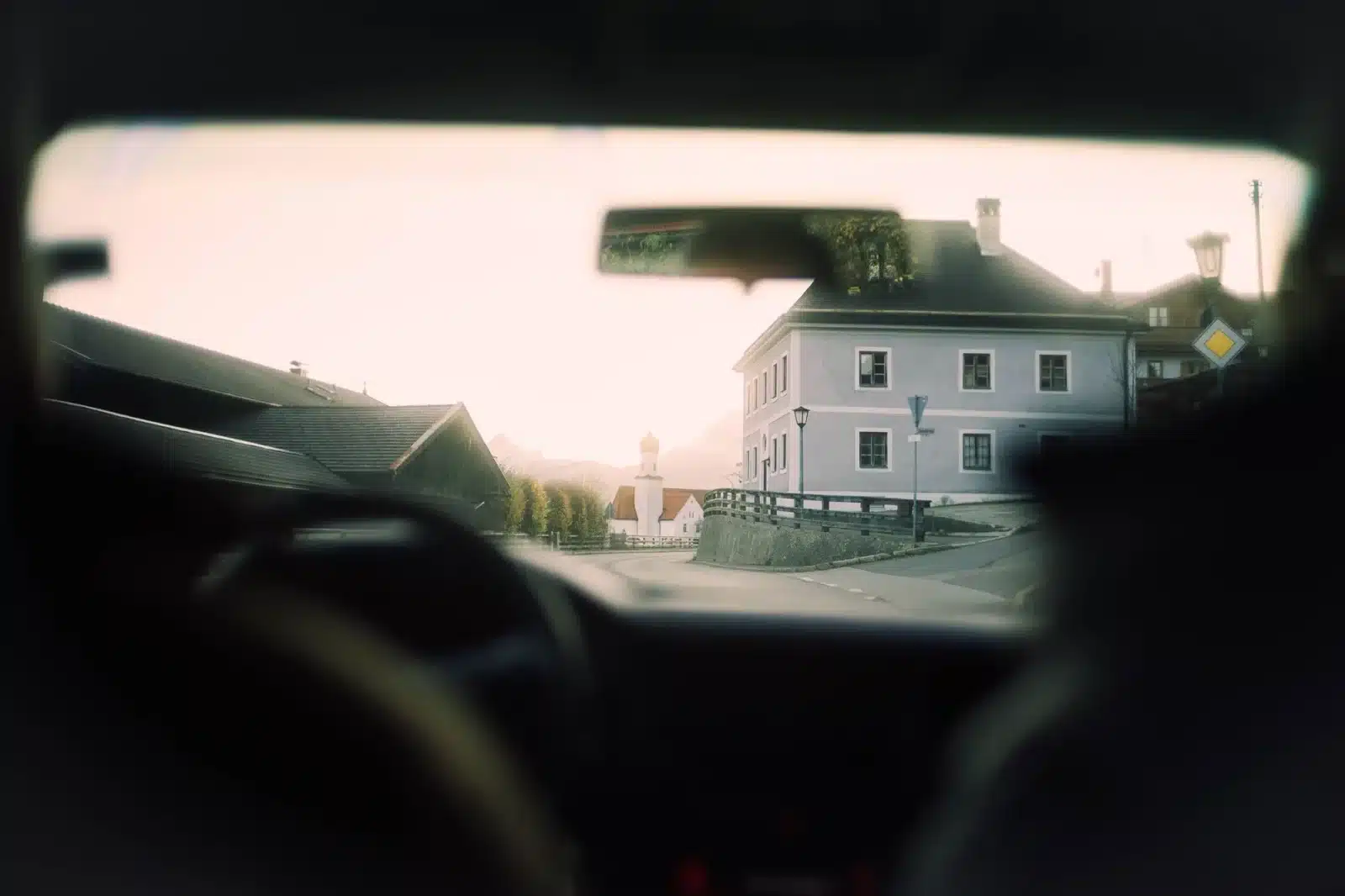 Vignettes européennes collées sur un pare-brise de voiture