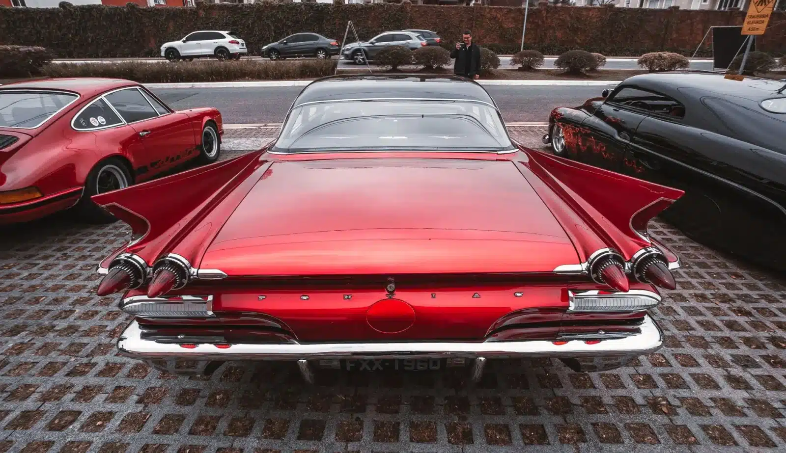 Voiture de collection garée lors d'un rassemblement automobile