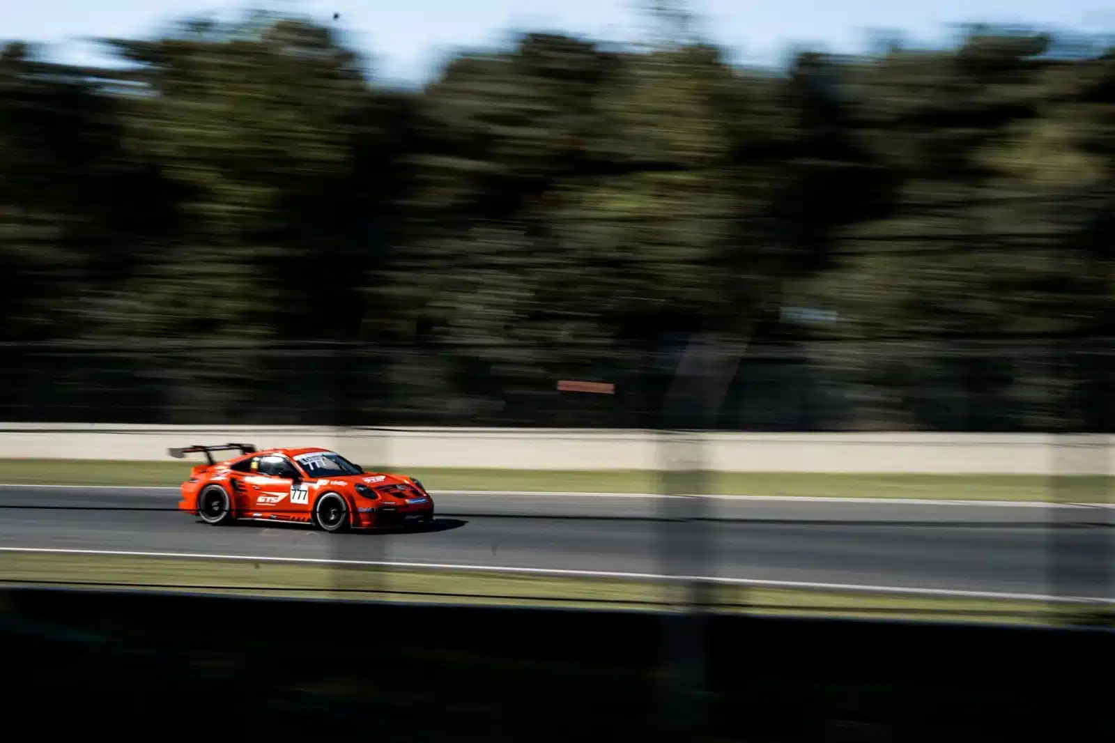 Voiture de sport sur circuit avec panneau indiquant une session de track day