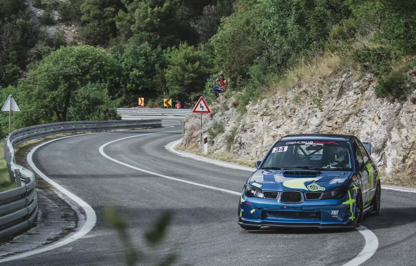 Voiture de sport sur une route de montagne sinueuse