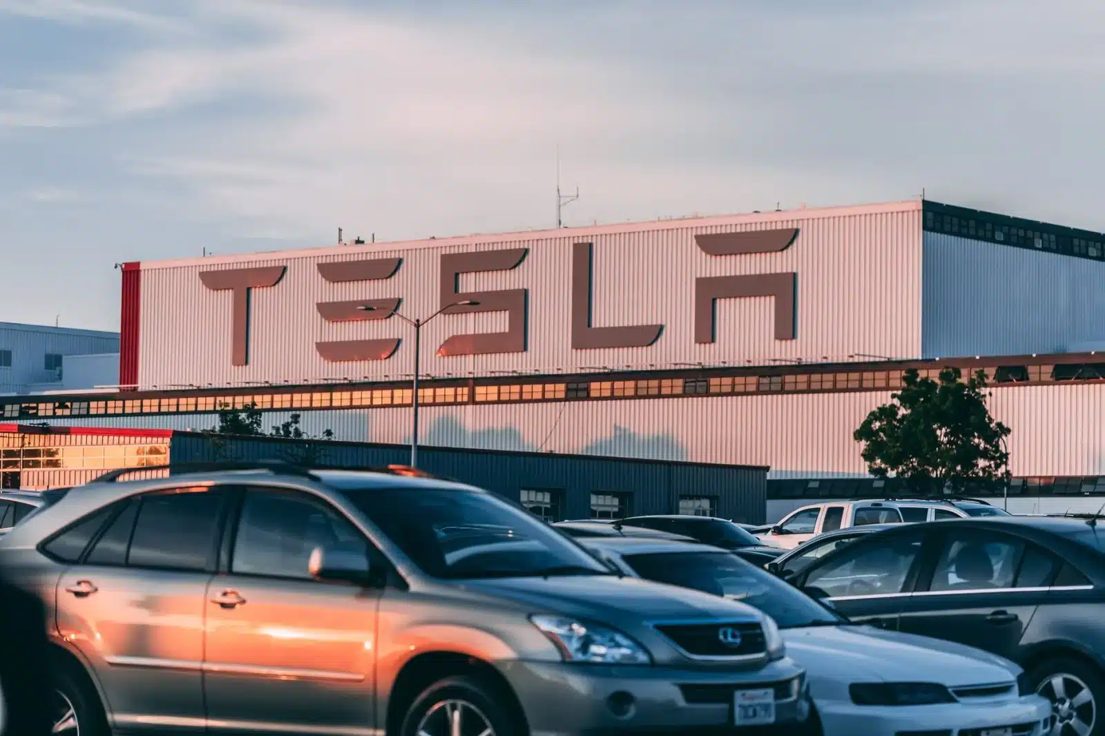 Voiture électrique de fonction garée devant un immeuble de bureaux