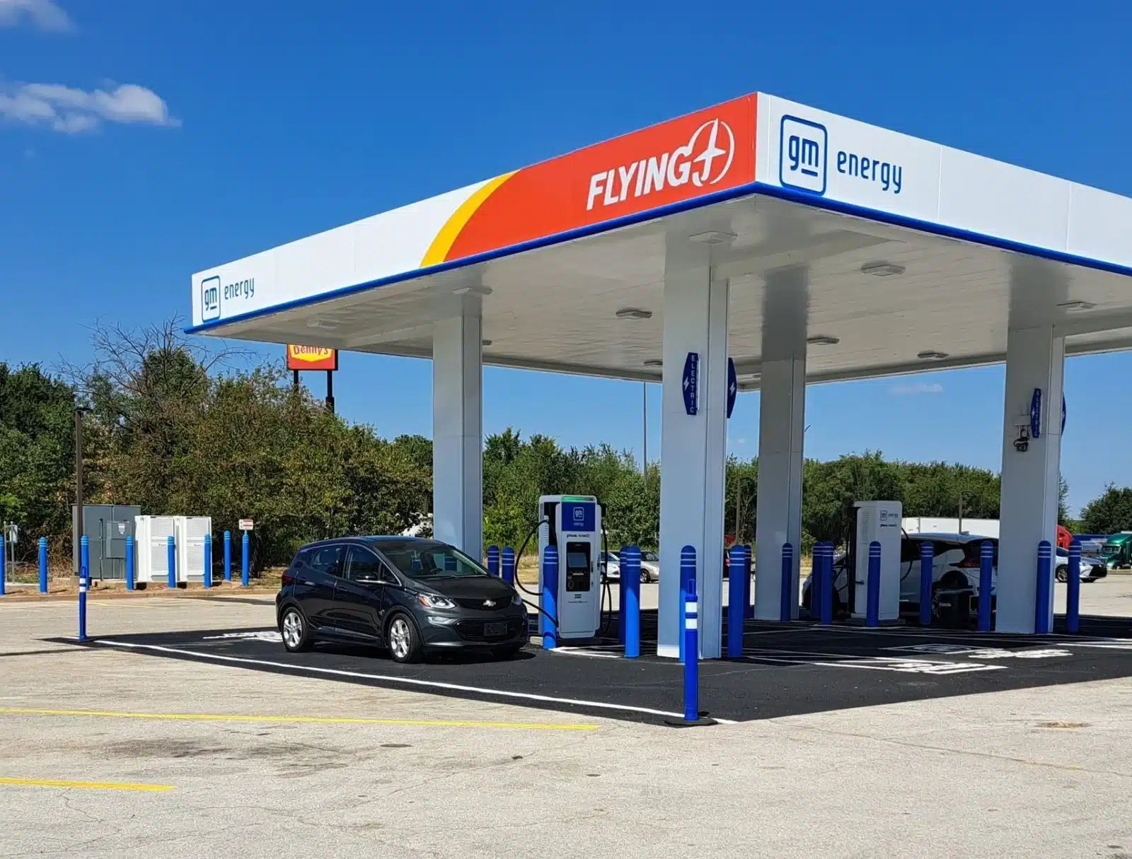 Voiture électrique en charge rapide sur une aire d'autoroute