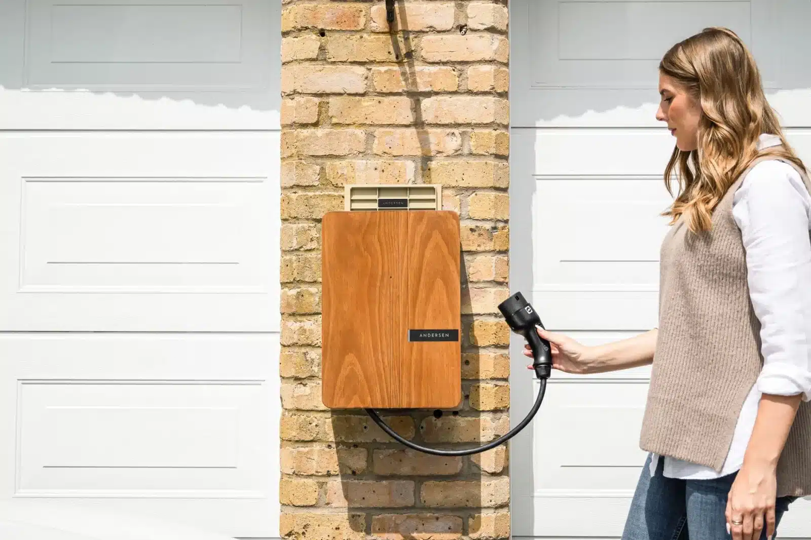 Voiture électrique en charge sur une borne murale installée dans un garage