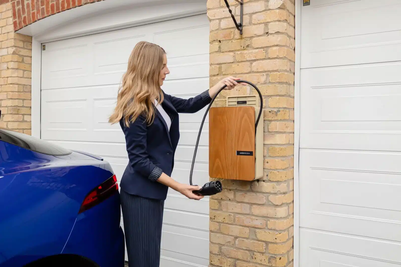 Voiture électrique en recharge à domicile avec une wallbox dans un garage moderne