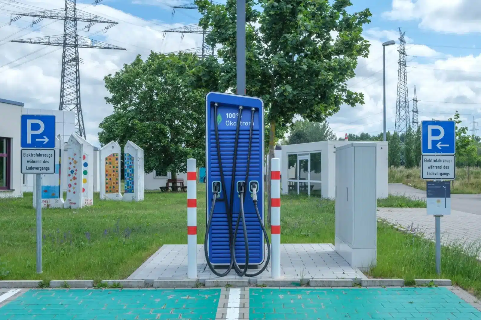 Voiture électrique rechargée avec câble de charge sur borne