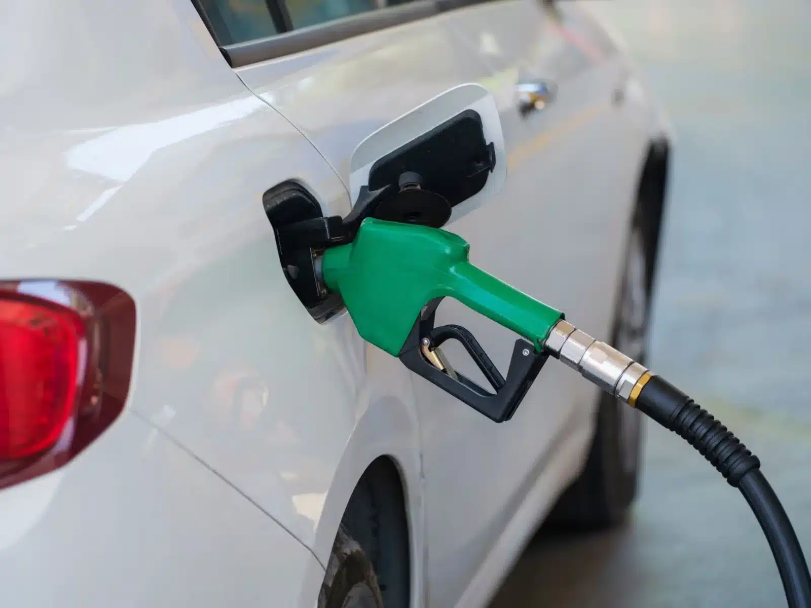 Voiture faisant le plein à une station GPL/GNV