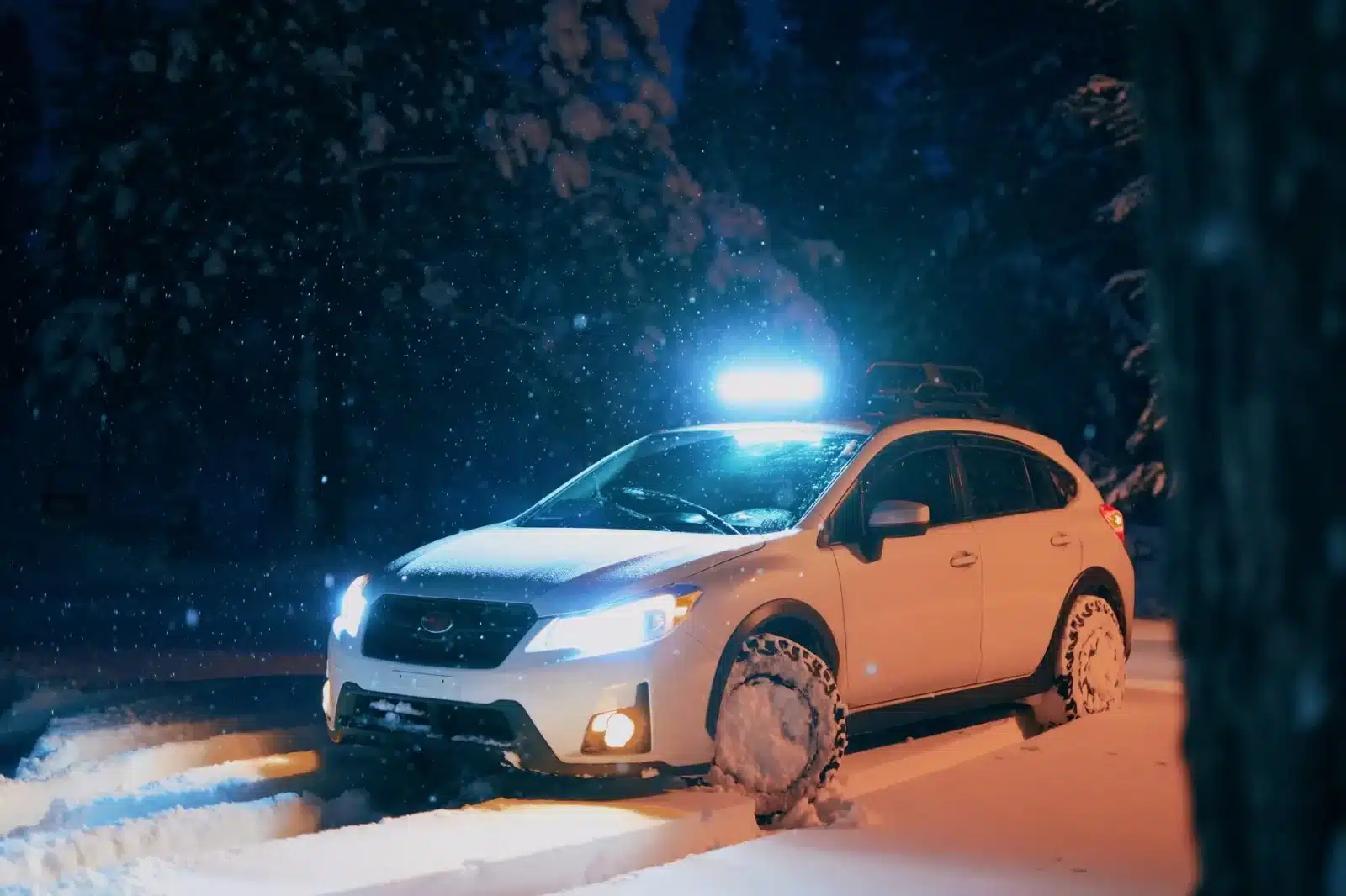Voiture roulant prudemment sur une route enneigée