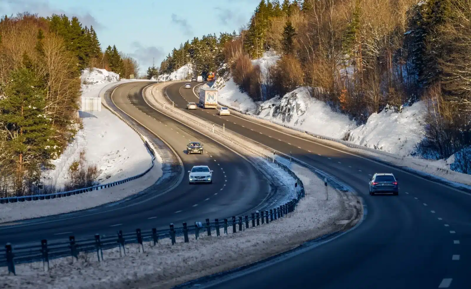 Voiture roulant sur une autoroute gratuite en Suède sous un ciel dégagé