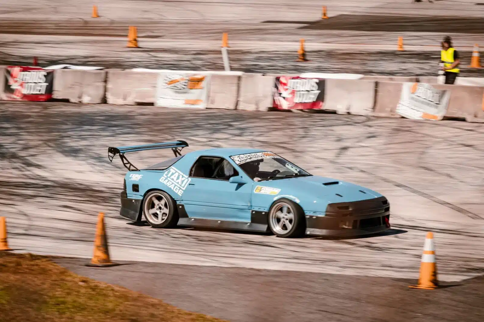 Voiture sportive en plein virage lors d'une journée track day sur circuit