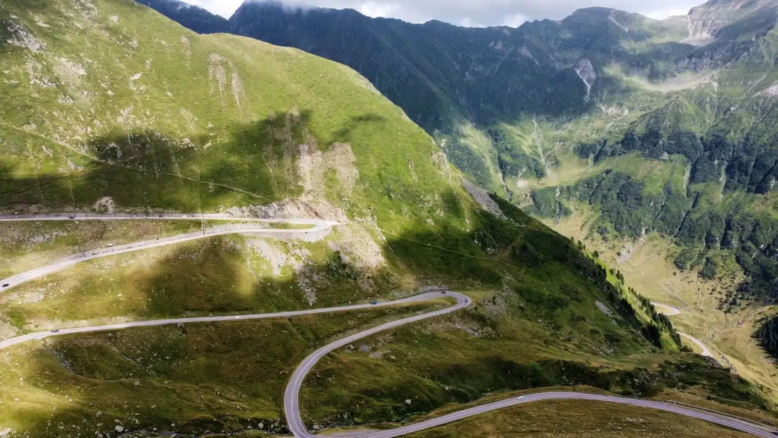 Voiture sur une route de montagne en Europe lors d'un road trip estival