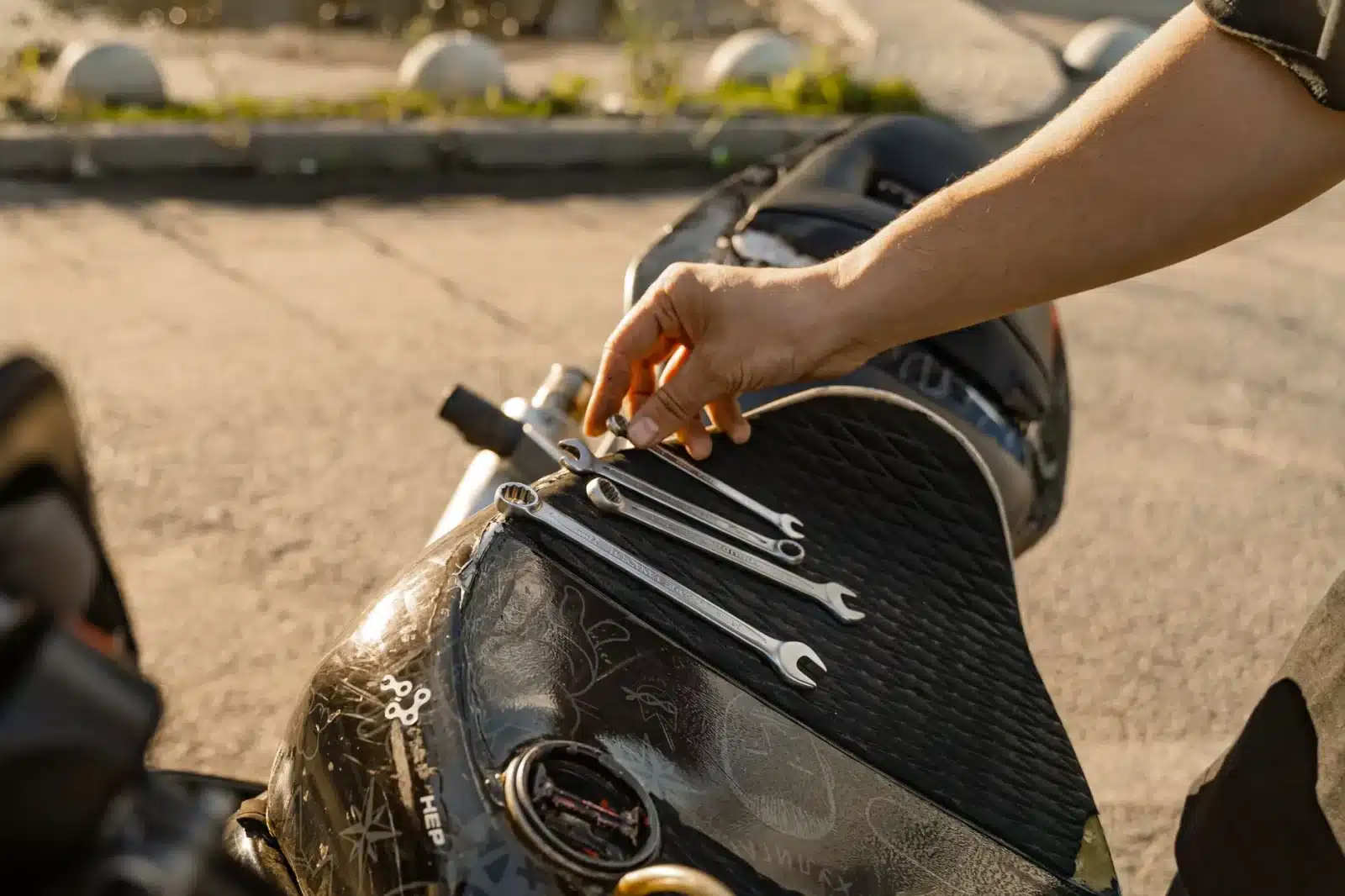 Volant moteur bi-masse usé avec outils de mécanique