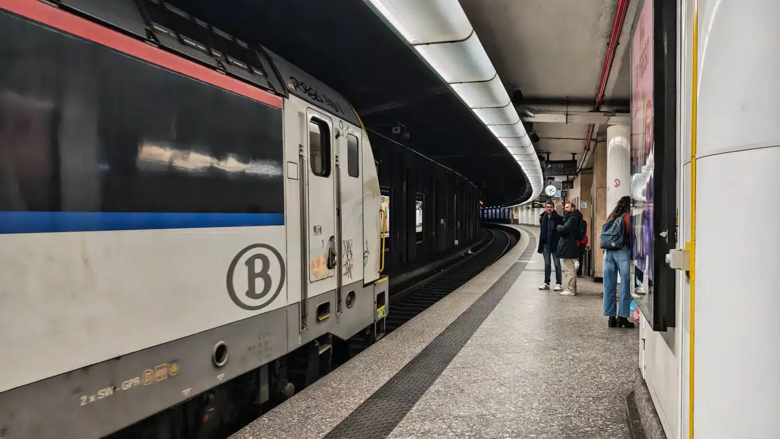 Voyageurs attendant un train régional sur le quai d'une gare