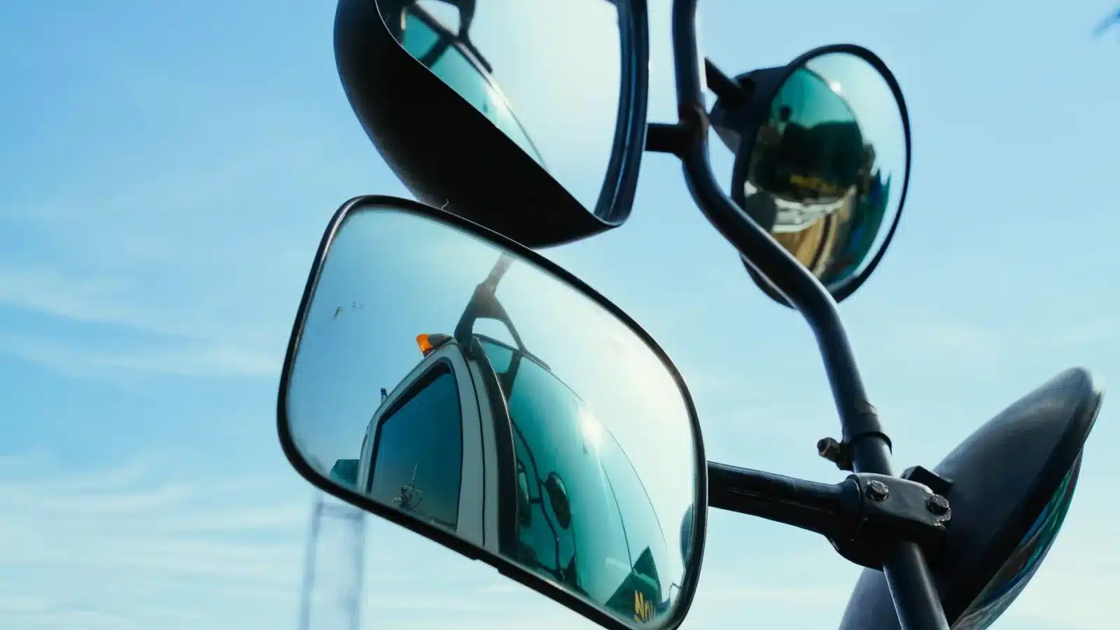 Vue depuis une voiture du rétroviseur d'un poids lourd, illustrant l'angle mort