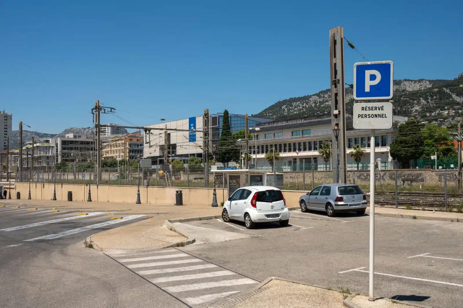 Aire municipale gratuite pour camping-cars en Provence avec vue sur les vignobles