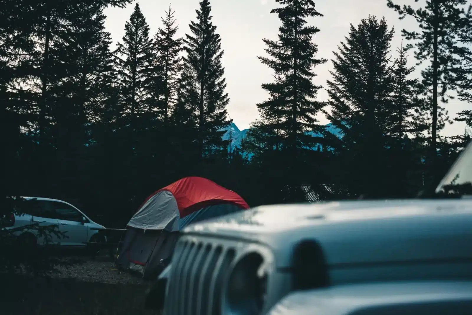 Aire municipale pour camping-car en France avec vue sur les montagnes
