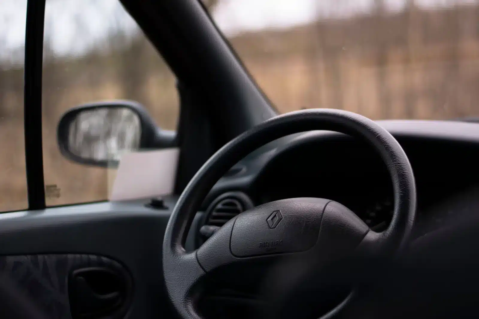 Cabine du Kangoo Master électrique montrant le volant, le tableau de bord et l'écran tactile central