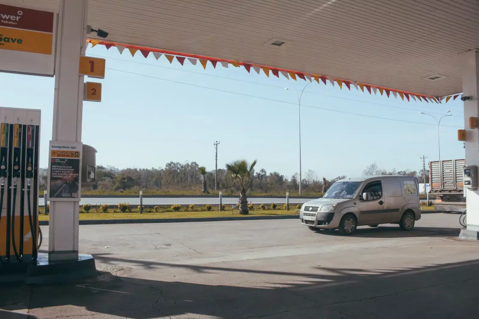 Camping-car branché à une borne de services en Europe