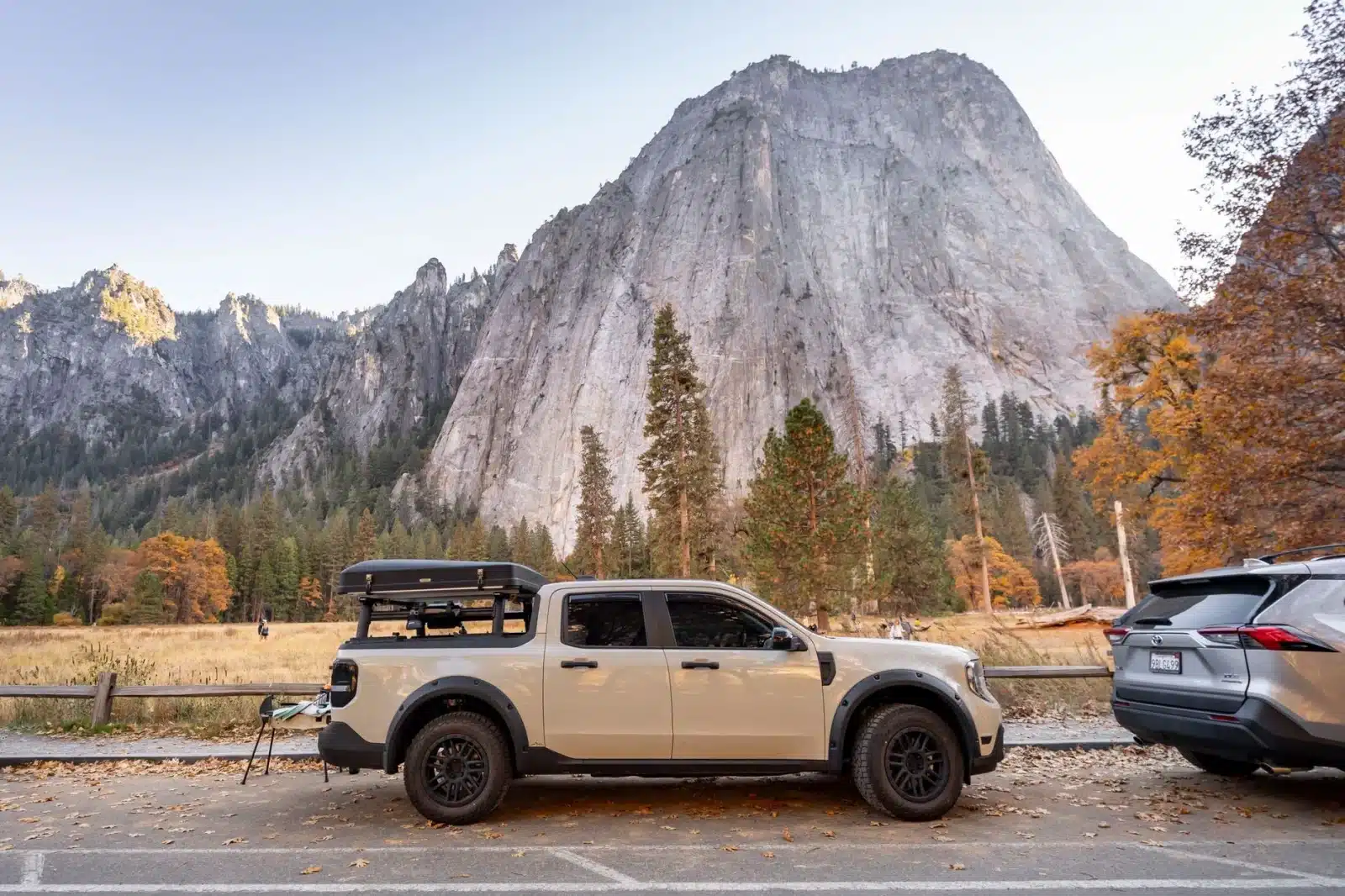 Camping-car profilé stationné sur une route de montagne en automne