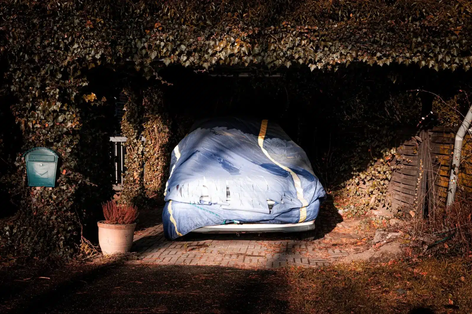 Camping-car protégé par une bâche respirante en extérieur pendant l'hiver