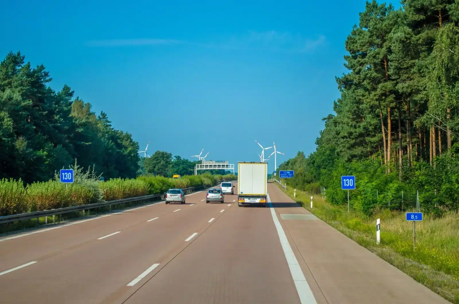 Camping-car sur autoroute française avec panneaux de limitation de vitesse