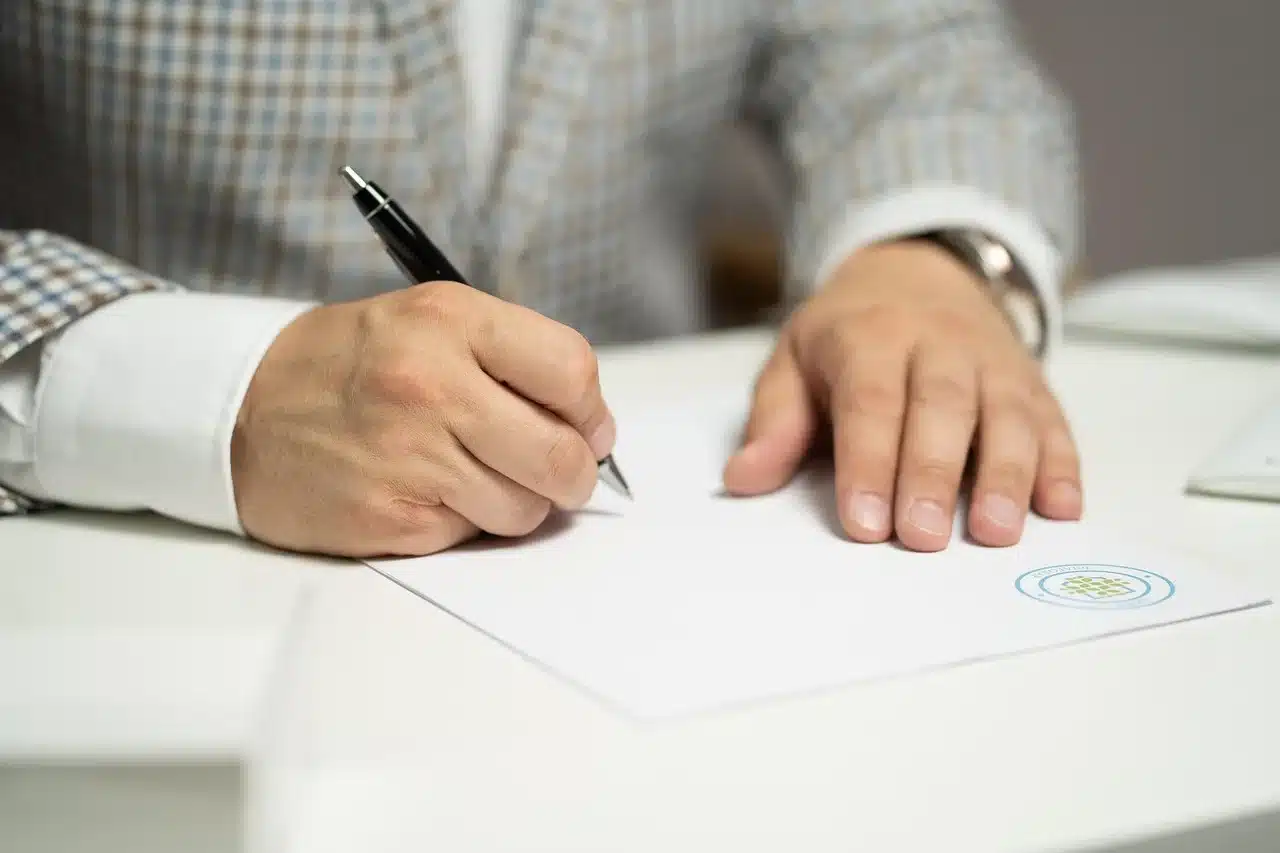 Client signant un contrat de location de voiture avec les options de rachat de franchise