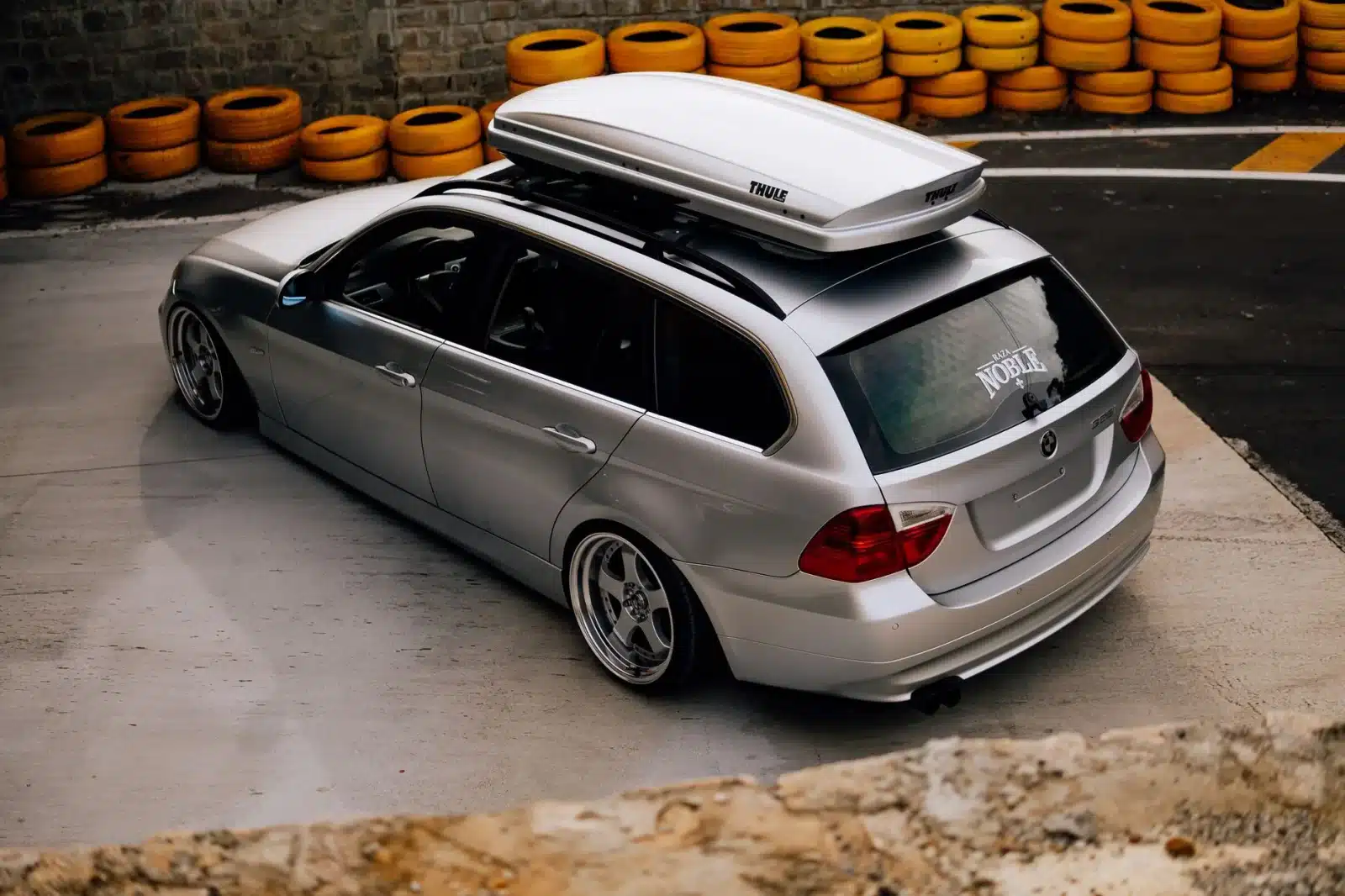 Coffre de toit aérodynamique Thule Motion XT fixé sur le toit d'une voiture