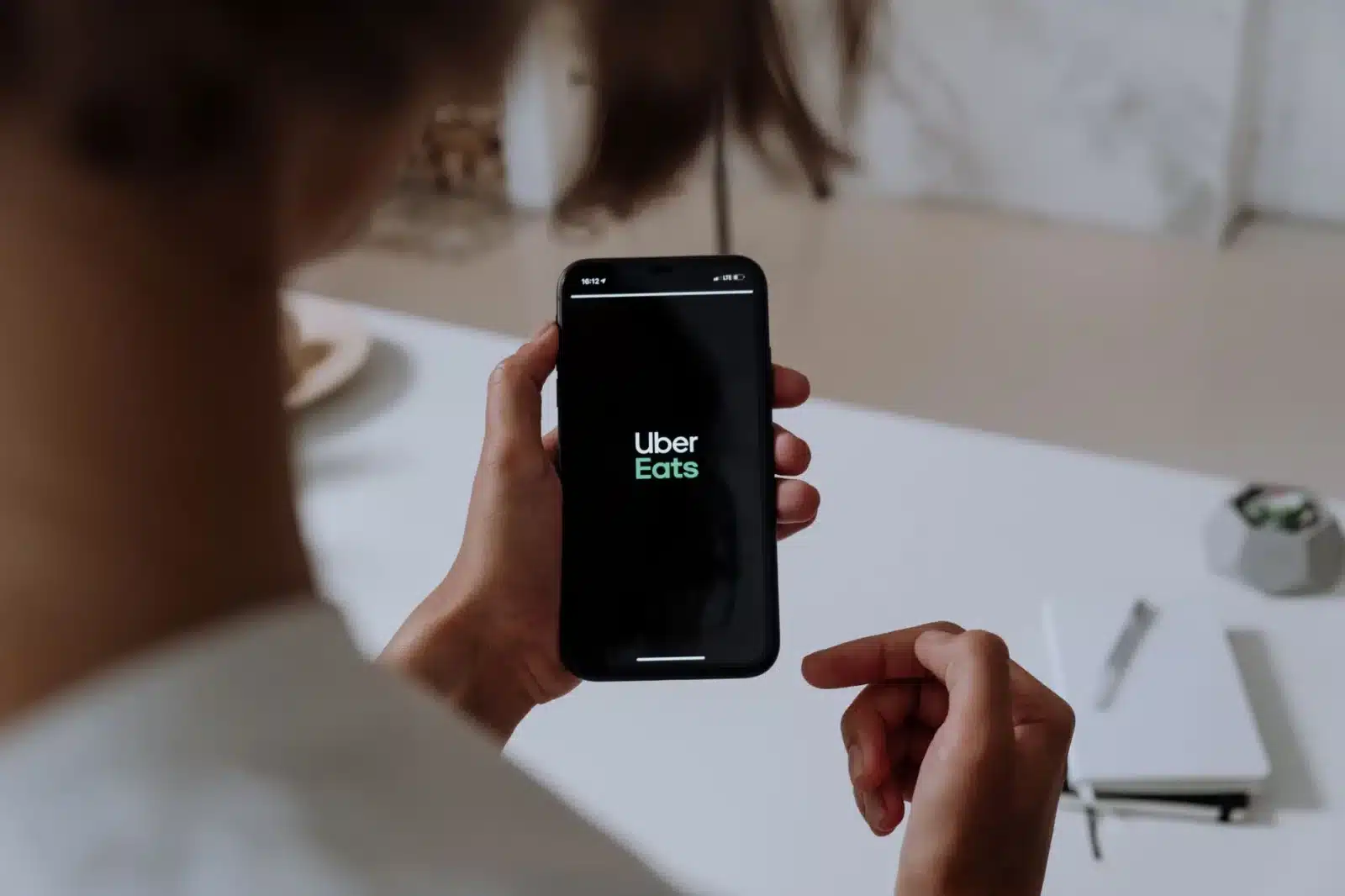 Comparaison des prix Uber vs Bolt sur un smartphone pour un trajet à Paris