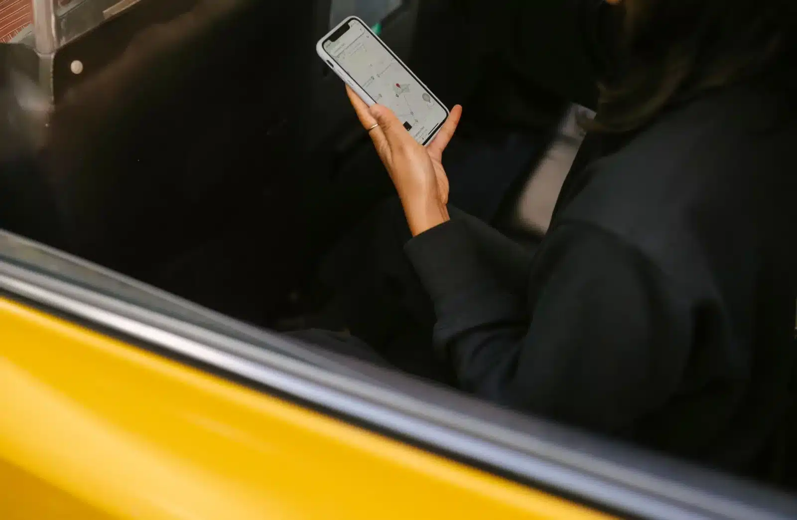 Conducteur consultant une appli de covoiturage pour valider un trajet