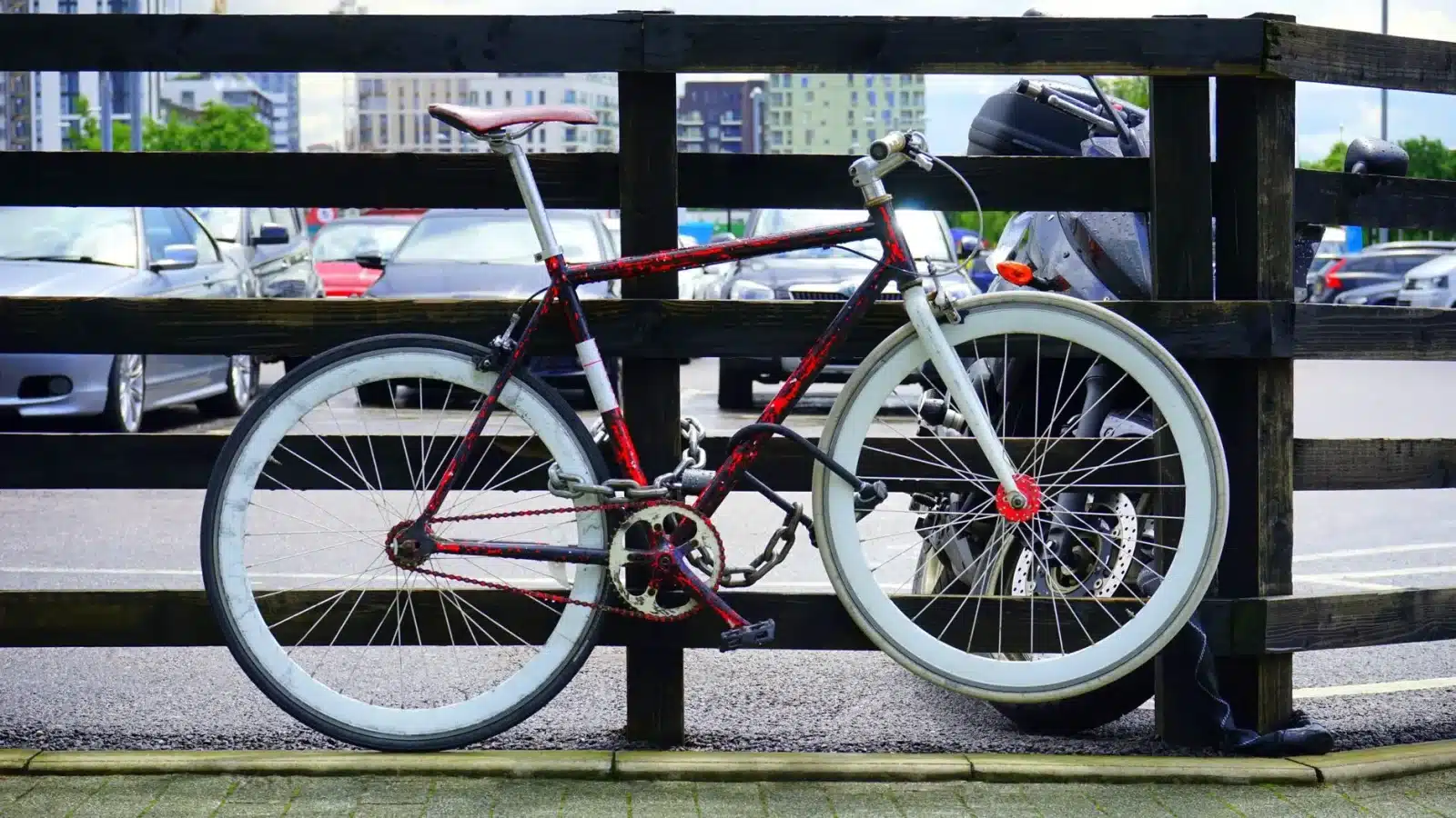 Cycliste attachant son vélo avec un antivol U en ville