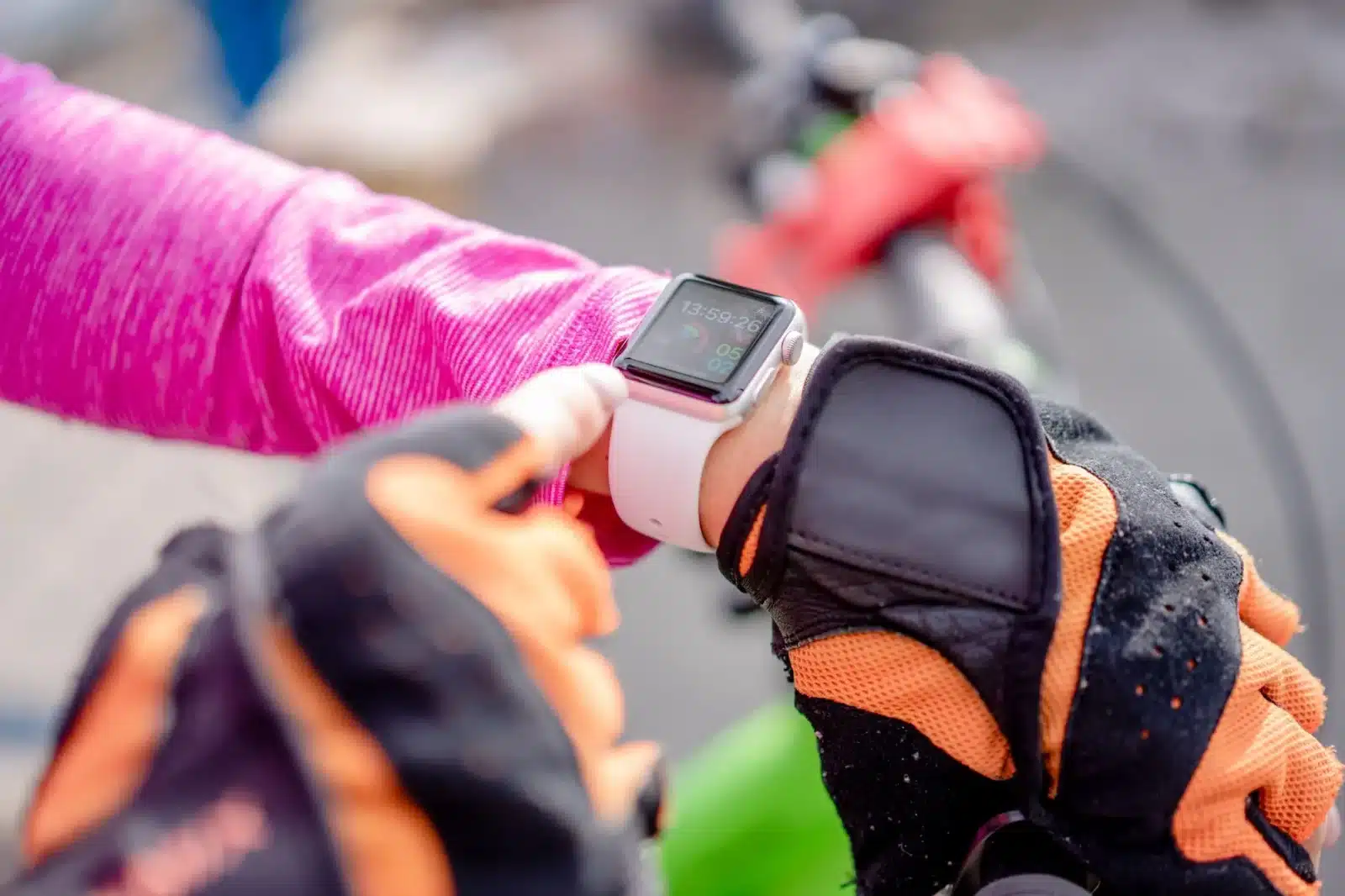 Cycliste installant un traceur GPS caché dans le cadre d'un vélo