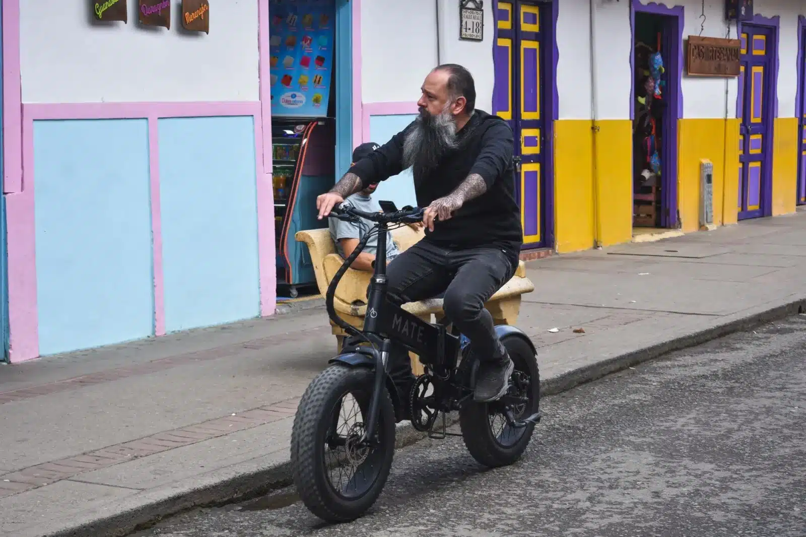 Cycliste sur un vélo électrique en ville avec un bâtiment officiel en arrière-plan