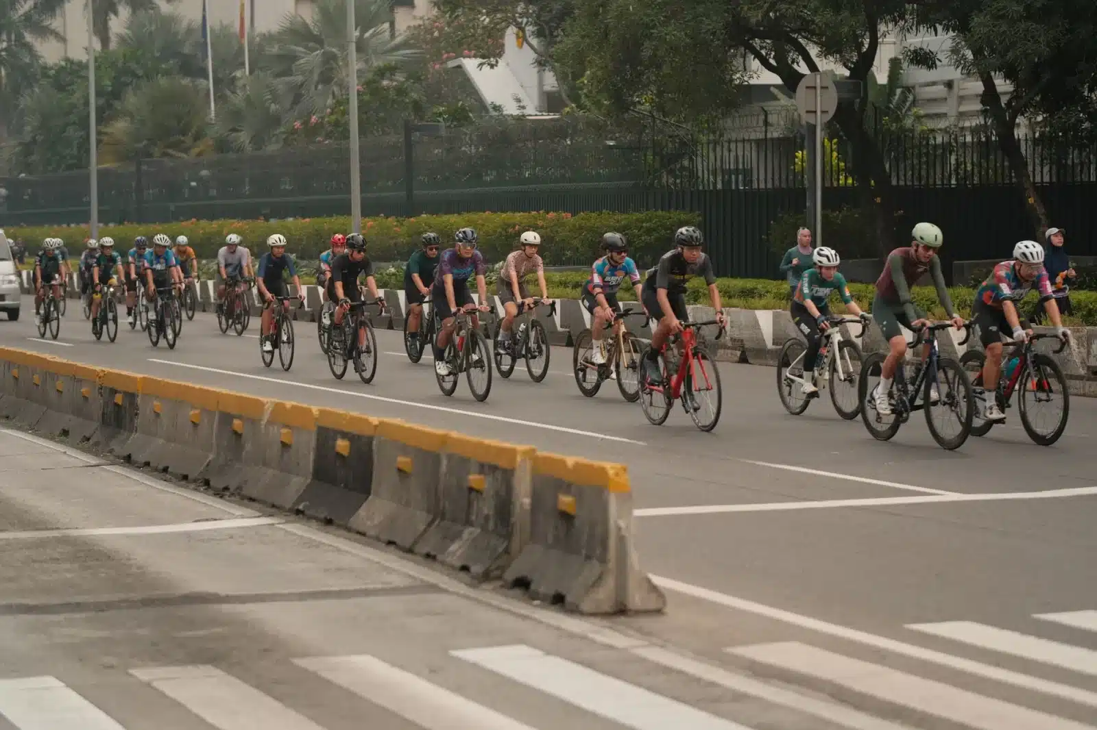 Cycliste sur une piste cyclable protégée par des séparateurs en béton en ville