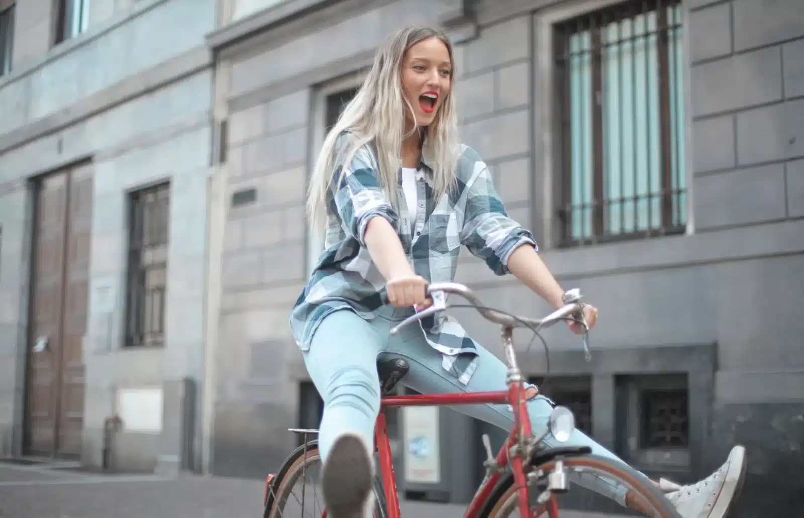 Cycliste urbain roulant sur un VAE reconditionné par temps ensoleillé