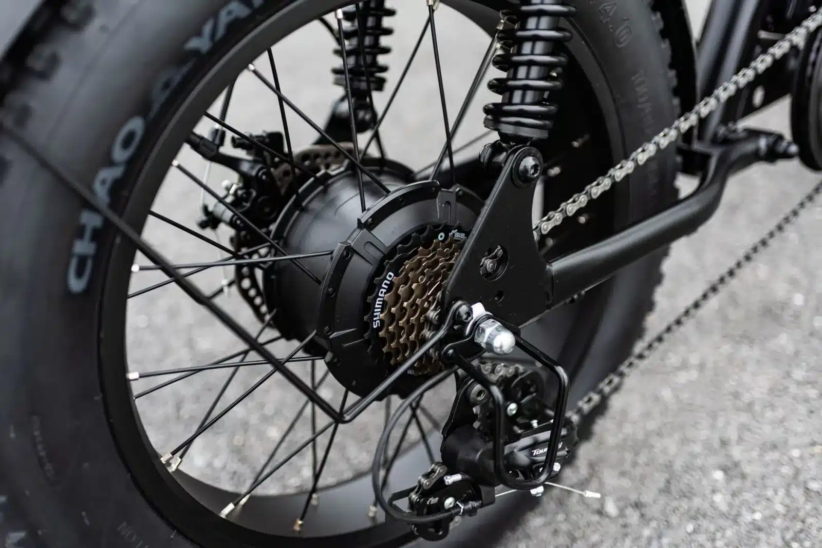 Détail de la batterie et du moteur d'un vélo cargo électrique