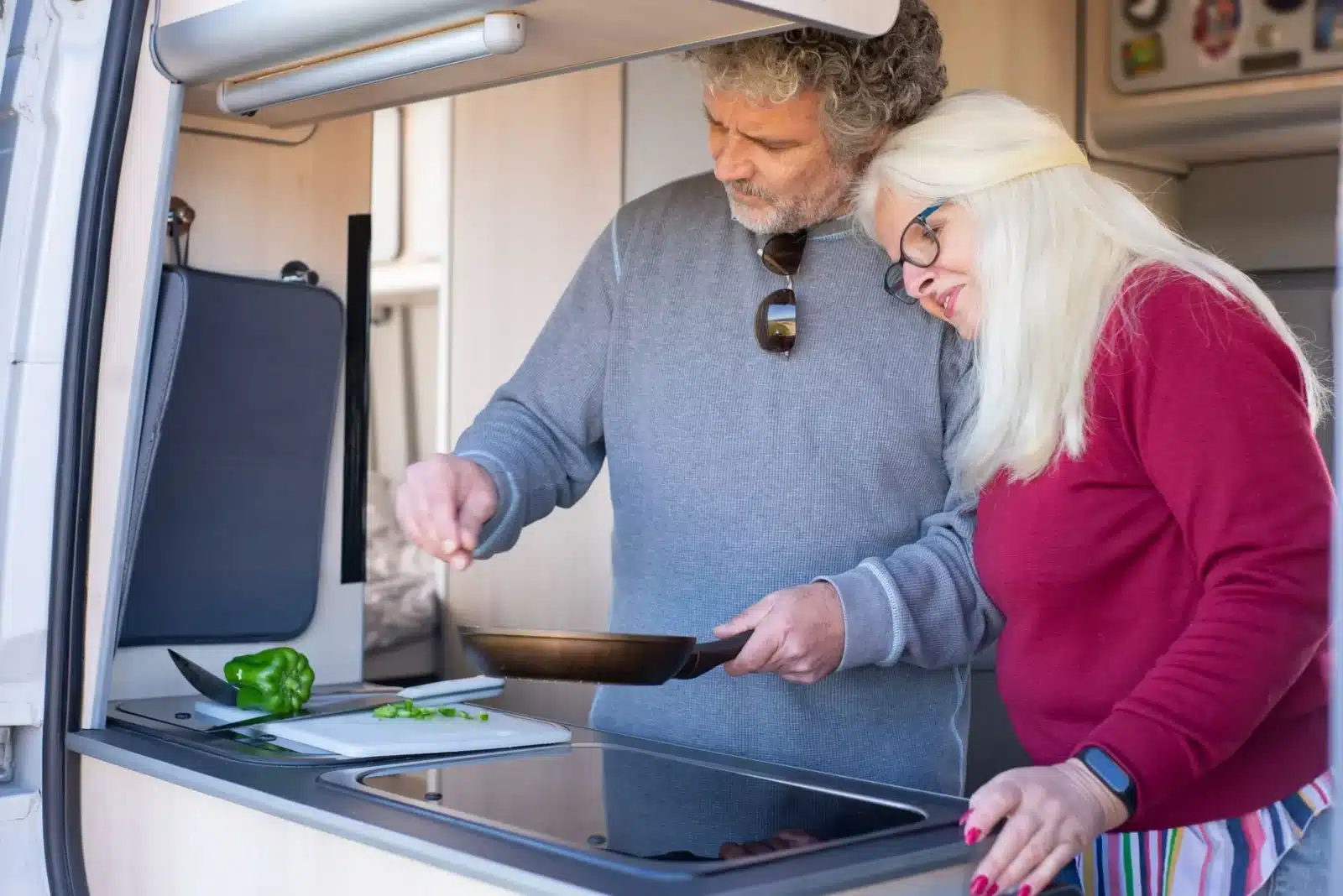 Détecteur de gaz fixé près du coffre à gaz dans un camping-car