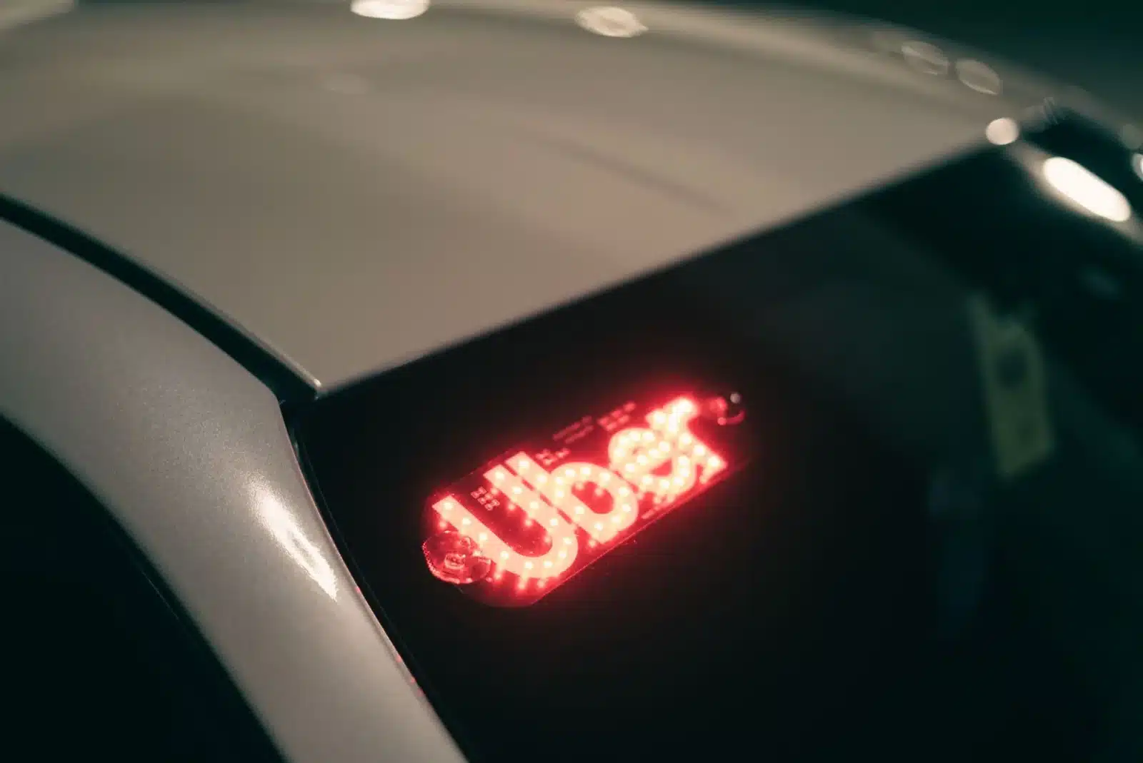 Deux voitures VTC Bolt et Uber garées côte à côte en ville de nuit
