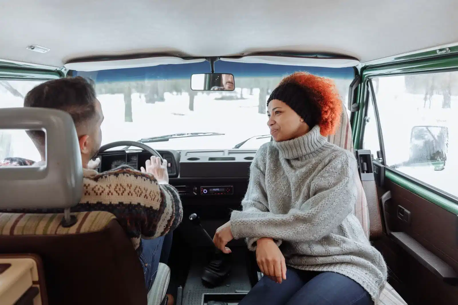 Entretien d'un chauffage de camping-car dans un intérieur chaleureux avec neige visible par la fenêtre