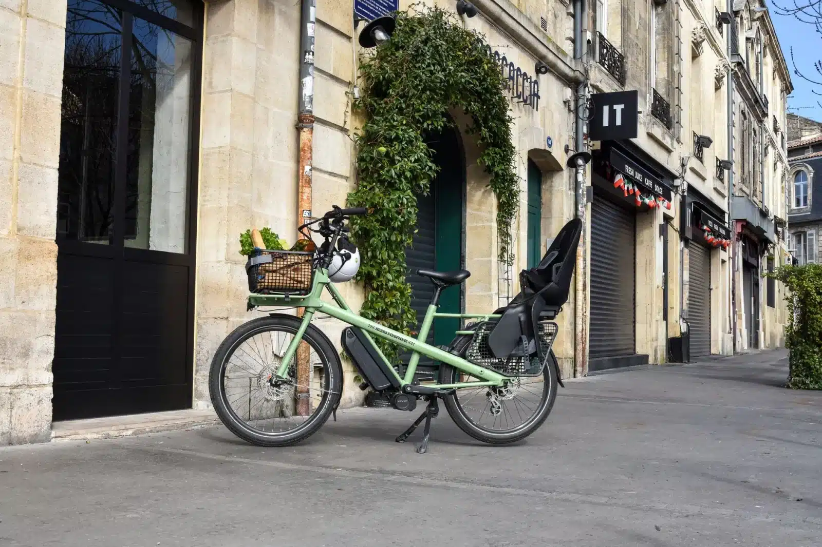 Famille avec deux enfants sur un vélo cargo électrique en ville